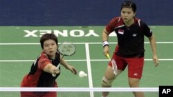 Pemain ganda puteri Indonesia Meiliana Jauhari (kiri) dan Greysia Polii didiskualifikasi dari olimpiade akibat bermain tidak sportif saat melawan pasangan Korea Selatan hari Selasa (31/7).