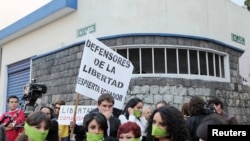 Para demonstran di Quito, Ekuador memprotes penutupan stasiun TV lokal 'Teleamazonas' oleh pemerintah Ekuador (foto: dok). Kebebasan pers anjlok ke tingkat terendah tahun ini. 