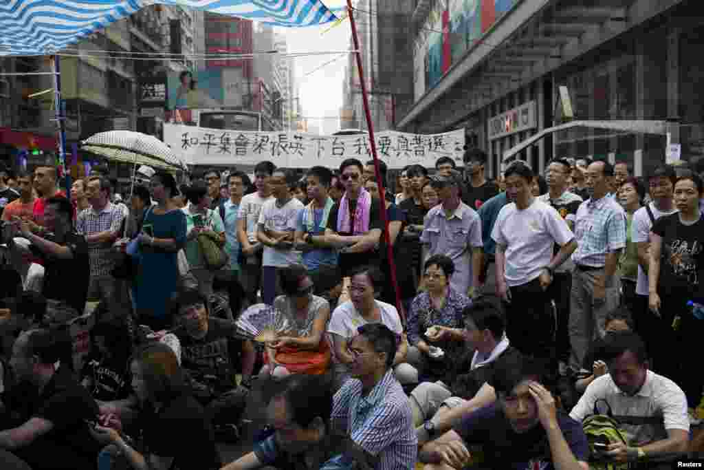 Manifestantes participam num protesto na principal rua da zona comercial de Mongkok, em Hong Kong, Set. 30,2014. 