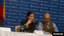 Yoani Sánchez durante su ponencia en la Universidad de Columbia, en Nueva York cuando recibió su premio. [Foto: Cortesía Twitter del periodista Nelson Bocaranda].