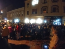 Protest "1 od 5 miliona" posvećen podršci uzbunjivaču iz Krušika Aleksandru Obradoviću, na Pozorišnom trgu u Novom Sadu, 1. novembra 2019. (Foto: Veljko Popović, VoA).