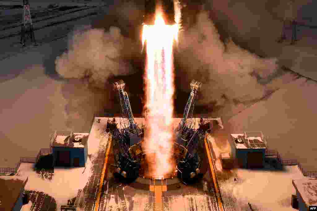 러시아의 &#39;메테오르-M2-1&#39; 기상위성을 실은 &#39;소유즈-2.1b&#39; 로켓이 러시아 아무르 지역 보스토치니 우주기지에서 발사되고 있다.