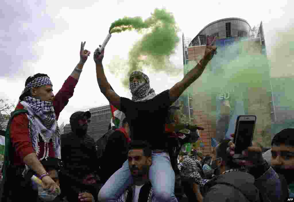 بیلجیم کے دارالحکومت برسلز میں نوجوان فلسطین کے حق میں نعرے لگاتے ہوئے یورپین کمیشن کے باہر جمع ہوئے۔