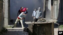 Kashmiri Muslim protesters throw stones at government forces in Srinagar, Indian controlled Kashmir, Sept. 23, 2016. 