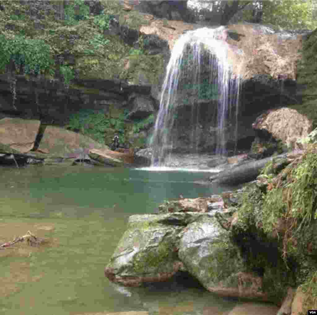 نمایی از آبشار تیرکن، روستای دراز کلای بابل کنار عکس (ارسالی از مرتضی) 