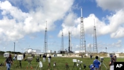 Para fotografer memasang kamera jarak jauh untuk mengabadikan peluncuran roket Falcon 9 SpaceX di Complex 40 di Stasiun AU Cape Canaveral diCape Canaveral, Florida, Senin, 13 April 2015. 