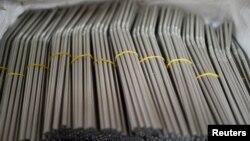 Stainless steel straws are displayed at the cooperative Sin Plastico (Without Plastic), which offers environmentally friendly household items free from plastic materials and packaging, in Bilbao, Spain, April 6, 2018. Britain plans to ban the sale of plastic straws and other single-use items.