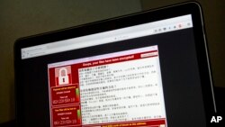 ARCHIVO: en esta foto del 13 de mayo de 2017, se ve en una computadora portátil en Beijing con una advertencia de un presunto ataque de ransomware. AP foto/Mark Schiefelbein.
