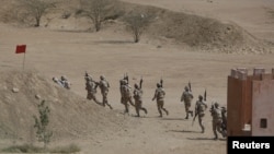 Lính biệt kích Pakistan trong một cuộc huấn luyện chống khủng bố ở ngoại ô Karachi, Pakistan, ngày 24 tháng 2 năm 2015.