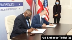 На фото: Міністри оборони США і Грузії підписали меморандум про співпрацю двох відомств. Тбілісі, 18 жовтня 2021.