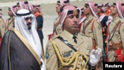 Le roi saoudien Abdallah bin Abdulaziz Al Saud examine/revoit une garde d'honneur à son arrivée à Amman le 27 juin 2007. REUTERS / Majed Jaber (JORDAN)RTR1R7NF