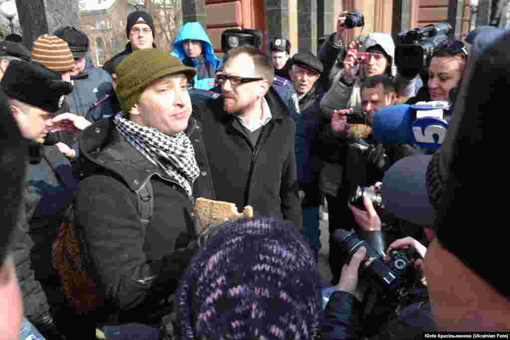 "Сталіна на нас нема!" Перформанс у Луганську. Молоді митці вшанували мільйони невинних жертв сталінських репресій та зустріли відлигу піснями та віршами біля пам'ятника борцям Революції.