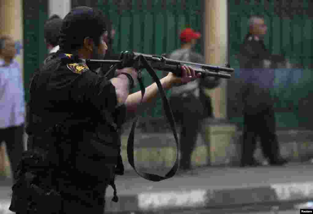 Police officers fire rubber bullets at anti-government protesters and members of the Muslim Brotherhood at Ramsis Street, near Tahrir Square, Cairo, Jan. 25, 2014.