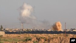 30일 이라크 정부군이 ISIL 점령지인 팔루자 탈환 작전을 수행 중인 가운데 팔루자 지역에서 연기가 치솟고 있다.