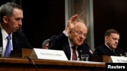 El director de Inteligencia Nacional James Clapper testifica ante la Comisión de Servicios Armados del Senado sobre las amenazas cibernéticas de otros países.