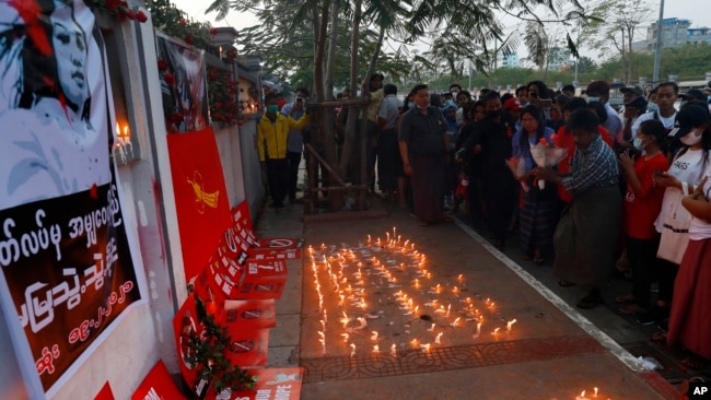 Tưởng niệm thiếu nữ Mya Thwet Thwet Khine tại Mandalay, Myanmar, 19 tháng Hai.