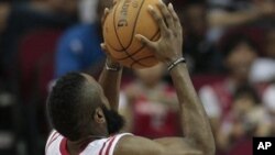 James Harden de Houston marque un point contre Dallas, le 8 décembre 2012.