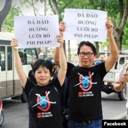 Bà Nguyễn Thúy Hạnh và ông Huỳnh Ngọc Chênh biểu tình phản đối đường "lưỡi bò" của Trung Quốc trong một cuộc biểu tình năm 2018. Photo Facebook Nguyễn Thúy Hạnh.