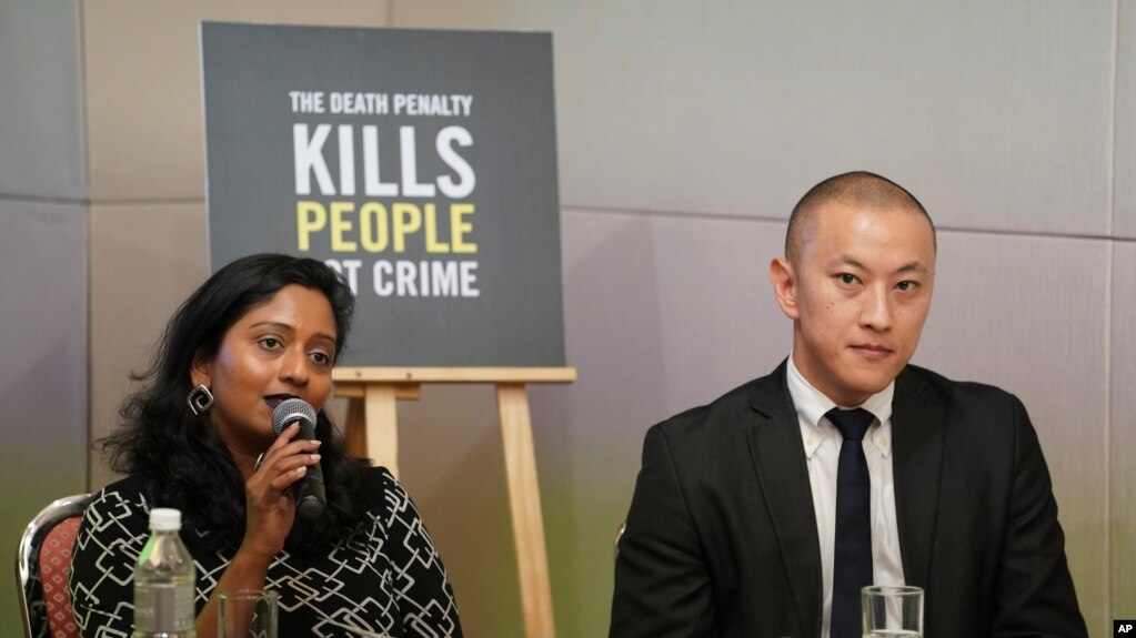 Shamini Darshni Kalimuthu, Direktur Eksekutif Amnesty International Malaysia, dan Brian Yap, Konsultan Riset Amnesty International Malaysia, dalam konferensi pers di Petaling Jaya, Malaysia, Kamis, 10 Oktober 2019.