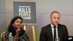 Shamini Darshni Kalimuthu, Direktur Eksekutif Amnesty International Malaysia, dan Brian Yap, Konsultan Riset Amnesty International Malaysia, dalam konferensi pers di Petaling Jaya, Malaysia, Kamis, 10 Oktober 2019.