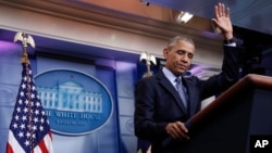 바락 오바마 대통령이 18일 백악관 브리핑룸에서 고별기자회견을 마친 뒤 손을 들어 인사하고 있다. 