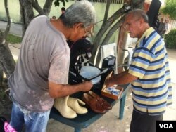 Jaime Durán, de 63 años, combina su trabajo como obrero en una universidad con sus ventas de garaje en una de las urbanizaciones más grandes de Maracaibo.