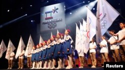 지난 5월 서울 서초동 국립국악원에서 열린 2018 평창동계올림픽 엠블럼 선포행사에서 어린이들이 축하공연을 펼치고 있다.