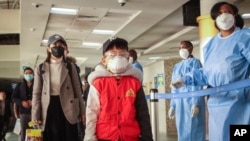 一架中國南方航空公司班機的乘客抵達肯尼亞喬莫·肯雅塔國際機場後接受新型冠狀病毒篩查。(2020年1月29日)
