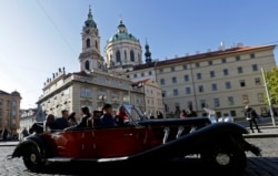 A vintage car with tourists drives through central Prague, Czech Republic, November 7, 2019. (REUTERS/David W Cerny)