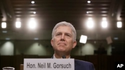  Jij nomine pou Kou Siprèm Etazini, Neil Gorsuch, devan Sena a nan seyans ratifikasyon li a nan Capitol Hill, Washington, 22 mas 2017 (Foto: AP/J. Scott Applewhite)