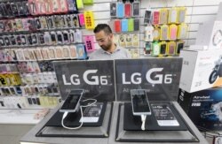 Ponsel-ponsel buatan LG Electronics di toko ponsel Class, di Beirut, Lebanon, 6 Juli 2017. (Foto: Aziz Taher/Reuters)