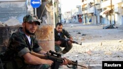 지난 5일 시리아 쿠사이르에서 정부군과 교전 중인 반군.