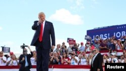 Le président américain Donald Trump devant ses partisans au Basler Flight Service à Oshkosh, Wisconsin, États-Unis, le 17 août 2020. REUTERS/Tom Brenner 