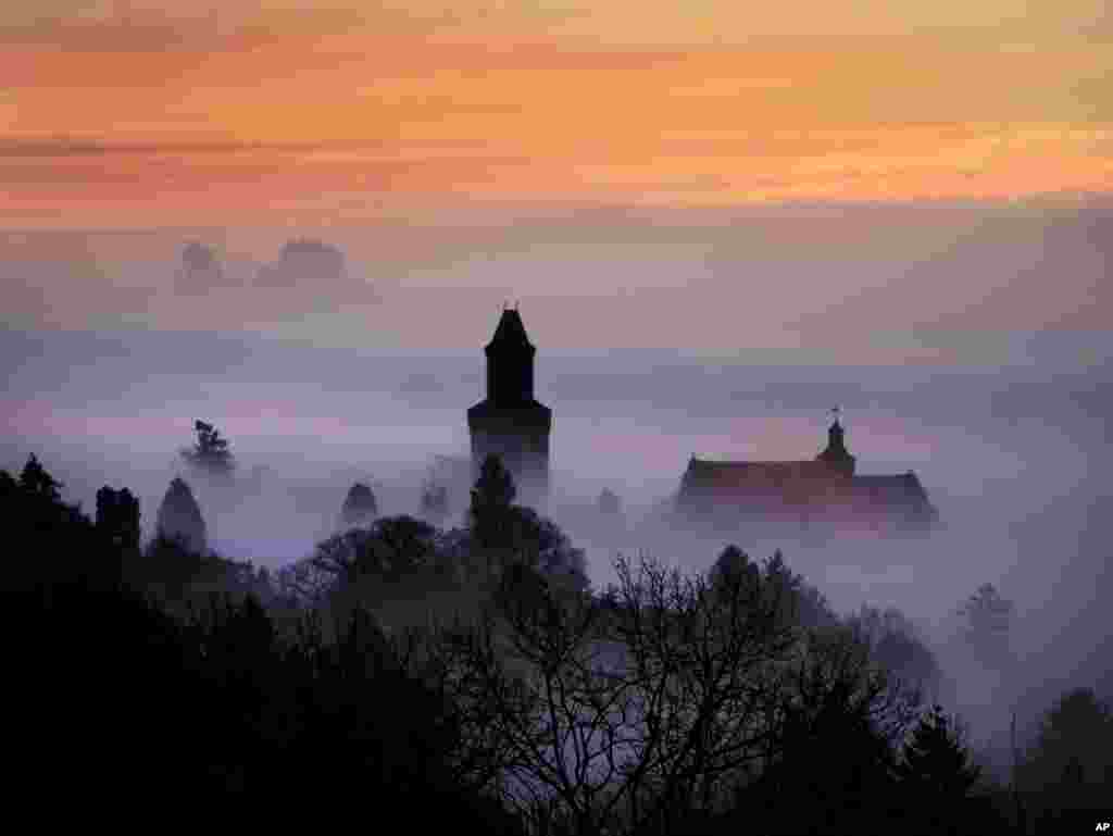 독일 프랑크푸르트의 아침에 자욱한 안개 사이로 크론베르크 성이 보인다.