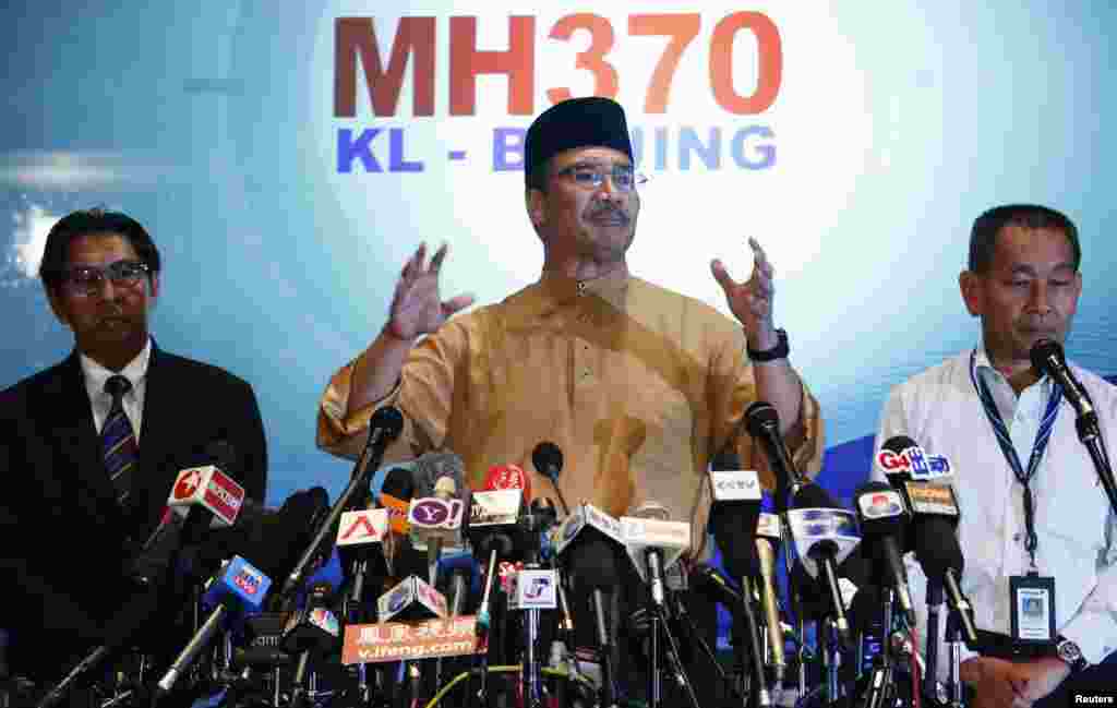 هشام الدین حسین وزیر راه و ترابری مالزی در کنفرانس خبری از ادامه تلاش ها برای یافتن اثری از هواپیمای گمشده می گوید - کوآلالامپور، ۱۴ مارس ۲۰۱۴