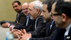 伊朗外長扎里夫(中)11月22日出席日內瓦的核問題談判。
