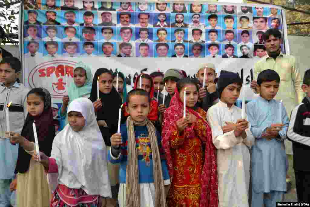 برسی کے موقع پر شہر کی فضا سوگوار رہی اور اس سلسلے کی مرکزی تقریب پشاور کے آرمی پبلک اسکول میں منعقد ہوئی۔ 