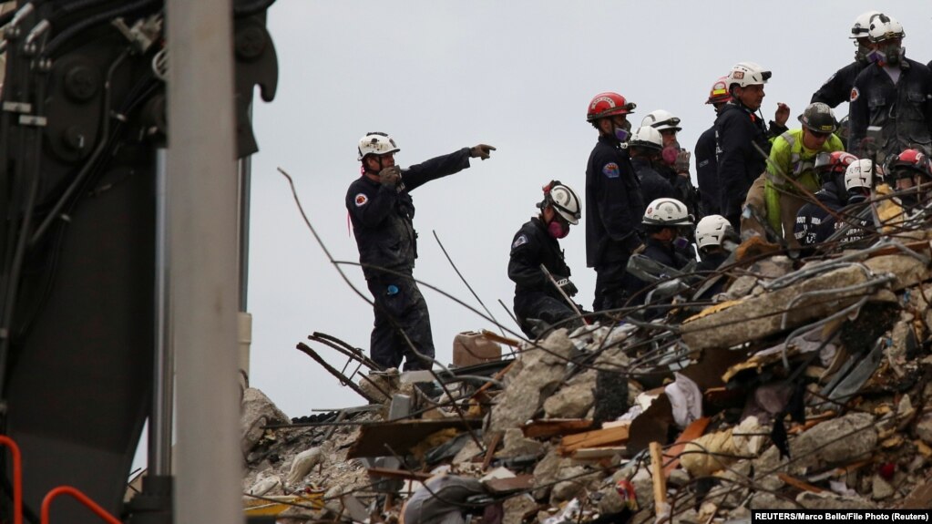 在佛罗里达州大楼倒塌现场进行搜救的工作人员。(2021年6月30日)(photo:VOA)