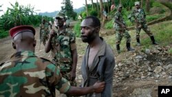 ພວກກະບົດຊາວຄອງໂກ M23 ຈັບກຸມທະຫານຂອງພວກ
ກະບົດ FDLR (Force Democratique de Liberation du Rwanda) ຜູ້ທີ່ກັບຄືນໄປຍັງ Rwanda ໃກ້ໆກັບ Kibumba, Goma ເໜືອ, 27 ພະຈິກ, 2012. 