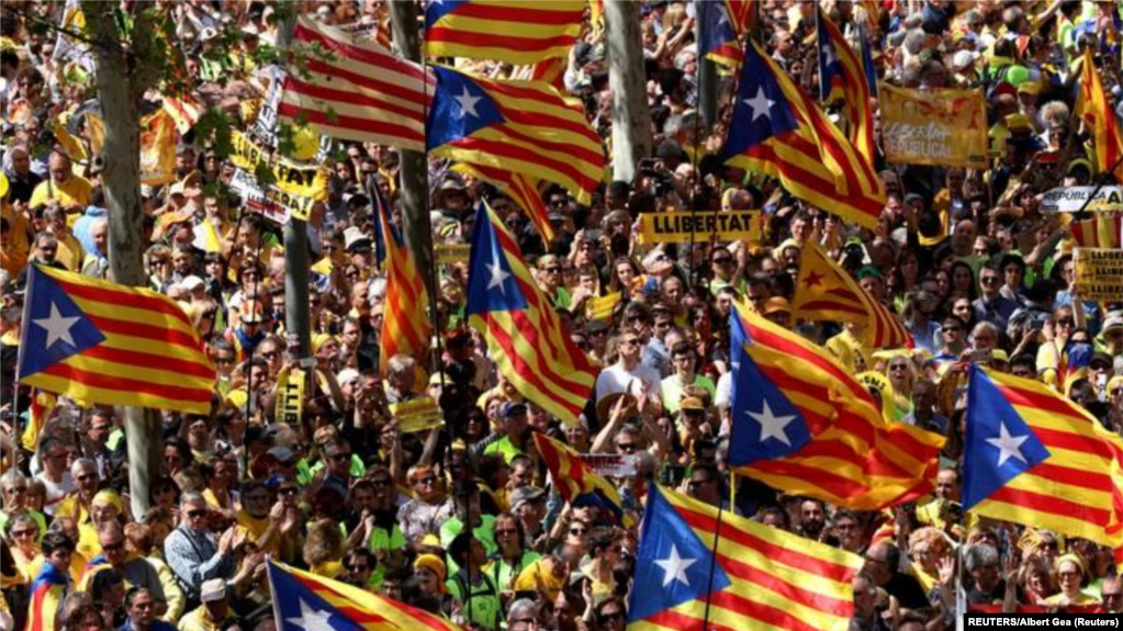 Manifestantes independentistas catalanes marchan con su bandera, conocida como "Estelada", en Barcelona para pedir la libertad de polÃ­ticos presos. 15 de abril de 2018. 
