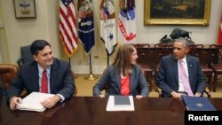 El presidente Barack Obama junto Ron Klain, zar del ébola, y la secretaria de Salud y Servicios Humanos Sylvia Burwell.