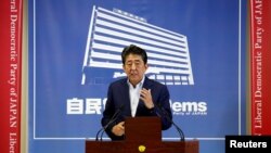 아베 신조 일본 총리가 참의원 선거 결과 나온 다음날인 22일 도쿄 자민당 본부에서 기자회견을 열었다. 