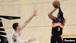 Chris Paul Jul des Phoenix Suns shoote face à Brook Lopez des Milwaukee Bucks, USA, le 6 juillet 2021. 