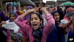 سری نگر میں نماز جمعہ کے بعد خواتین آرٹیکل 370 کے خاتمے کے خلاف مظاہرہ کر رہی ہیں۔ بھارتی کنٹرول کے کشمیر میں دو ماہ سے فون اور انٹرنیٹ سروس معطل ہے۔ 