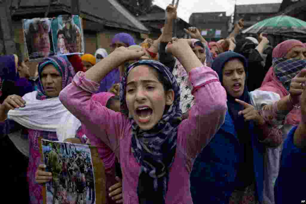 گروهی از زنان کشمیری در حاشیه نماز جمعه علیه هند شعار می دهند. اختلافات هند و پاکستان بر سر کشمیر در هفته های اخیر شدت یافته است.&nbsp;