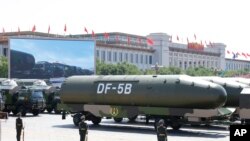 在中国人民纪念抗战胜利70周年阅兵式上，军车拖载“东风-5B”洲际弹道导弹经过天安门广场
