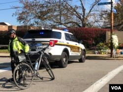 Police block off a street leading to the Tree of Life synagogue in Pittsburgh, Pennsylvania, Oct. 30, 2018, three days after a gunman entered the synagogue, killing 11 worshipers inside. (C. Presutti/VOA).