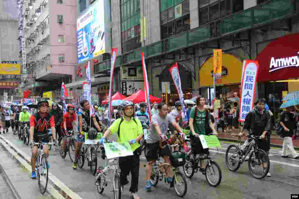 香港几十万市民上街参加七一大游行要求真普选 (美国之音海彦拍摄)