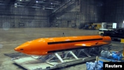 Foto bonm ki pi puisan men ki pa nikleyè a ki rele "Mother of All Bombs" ki vle di manman tout bonm (MOAB).