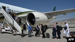 巴基斯坦国际航空班机在阿富汗首都喀布尔机场等待乘客登机（2021年9月13日）